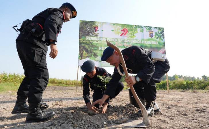 Sambut-HUT-ke-79-Bhayangkara-Brimob-Polda-Riau-Tanam-Pohon-Demi-Kelestarian-Lingkungan.jpg