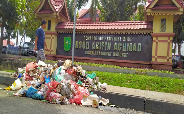 Sampah di depan RSUD Arifin Achmad2