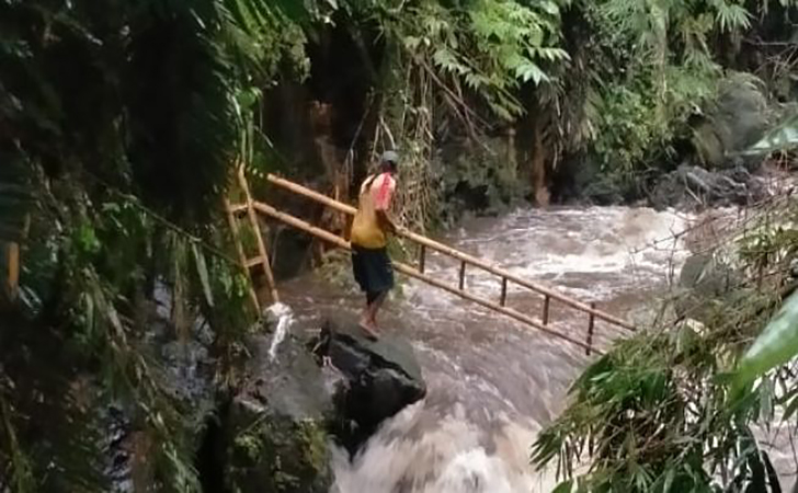 Sejumlah siswa SMPN 1 Turi hanyut saat kegiatan Pramuka Susur Sungai Sempor, DIY