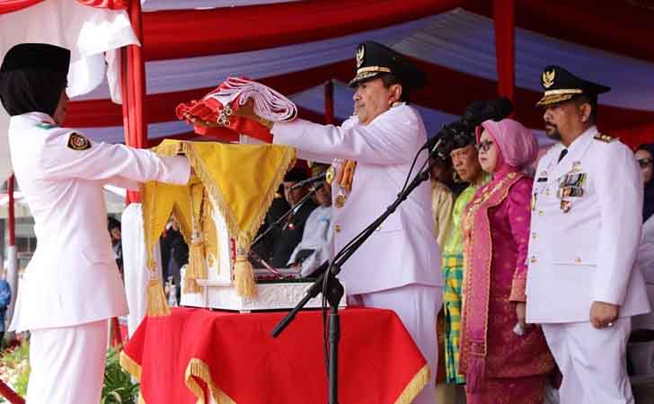 Serahkan Bendera Merah Putih