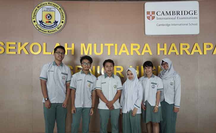 Siswa SMA Mutiara Harapan