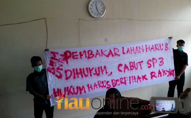 Spanduk Dukungan Praperadilan Walhi di Riau PN Pekanbaru