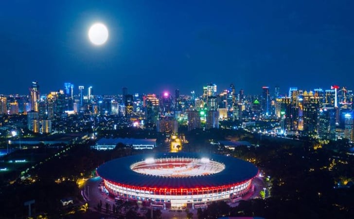 Stadion Gelora Bung Karno di malam hari