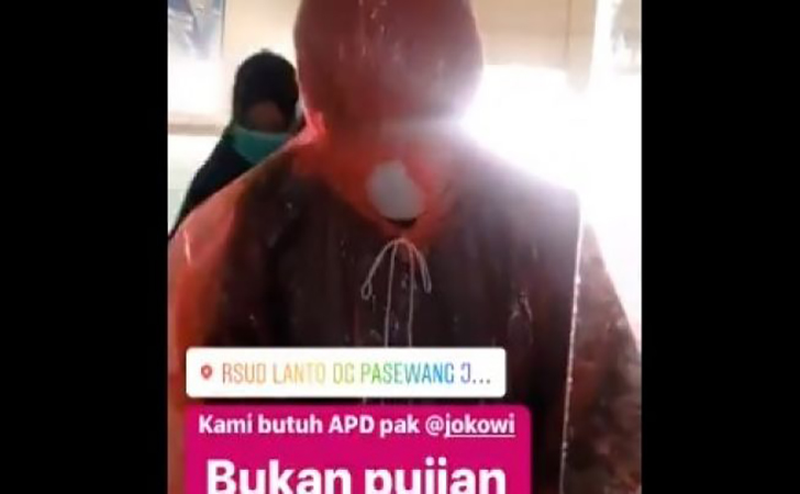 Staf medis pakai mantel plastik