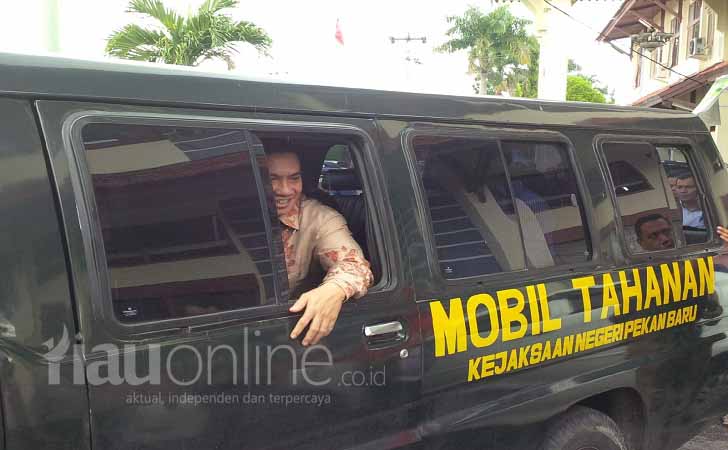 Suparman di Mobil