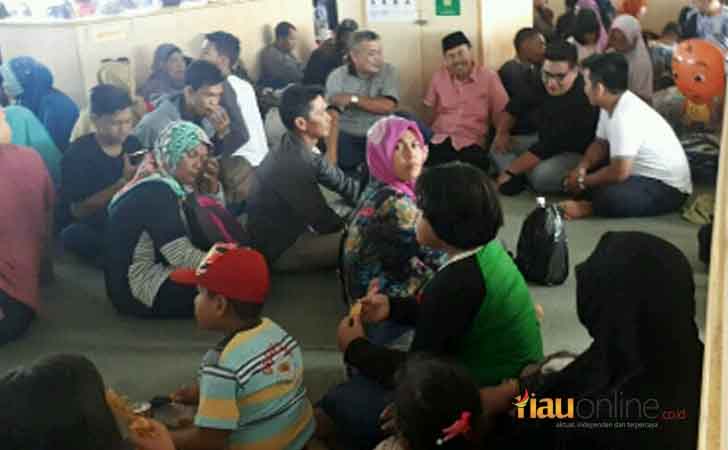 Bupati Siak, Syamsuar duduk bersila dengan warga 