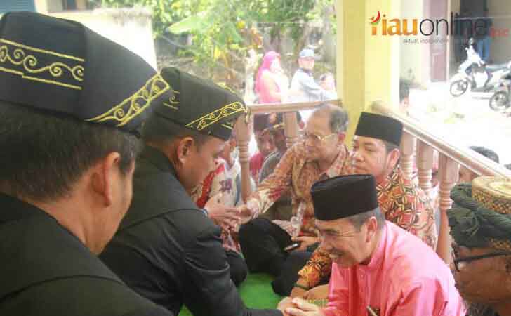 Bupati Syamsuar Hadiri Malewakan Gelar Datuk 