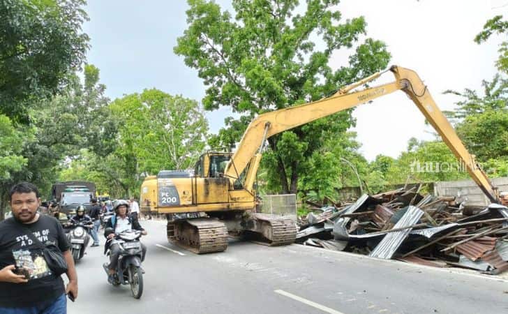 Tenda biru dibongkar