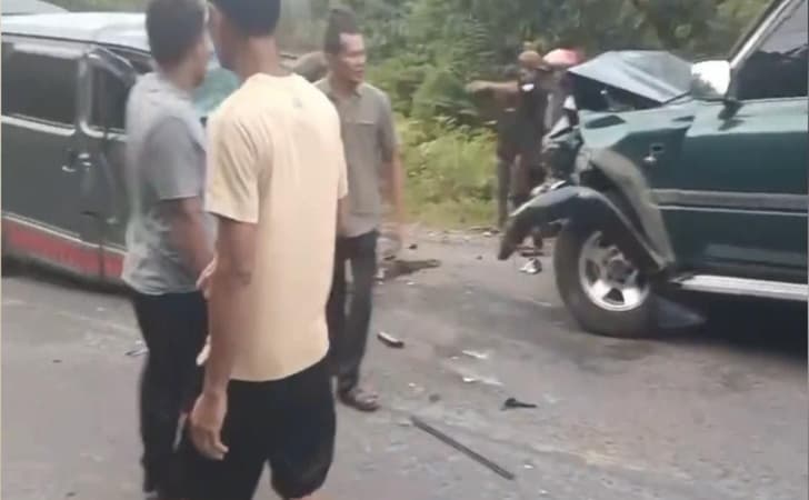 Toyota-tabrak-ambulans.jpg