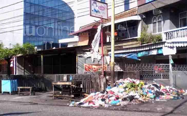 Tumpukan Sampah di Jalan Pepaya