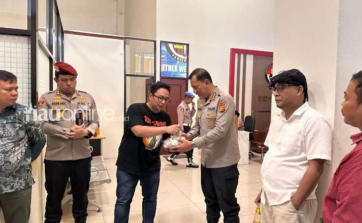 Uang-Receh-Rp300-Ribu-dan-Pesan-Keras-Wartawan-untuk-Kabid-Humas-Polda-Riau.jpg