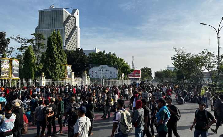 Unjuk-Rasa-Warga-Tolak-Relokasi-dari-TNTN-Lalu-Lintas-Bundaran-Zapin-Lumpuh.jpg