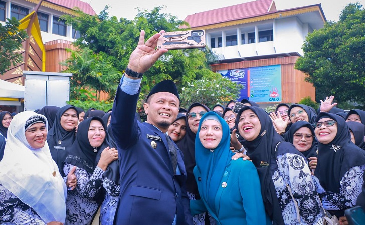 Wako-Agung-foto-bersama-guru.jpg