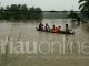 Warga Gunakan Perahu