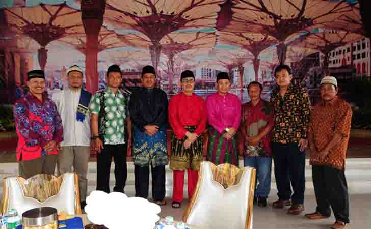 Foto Bersama Bupati Siak dengan Warga