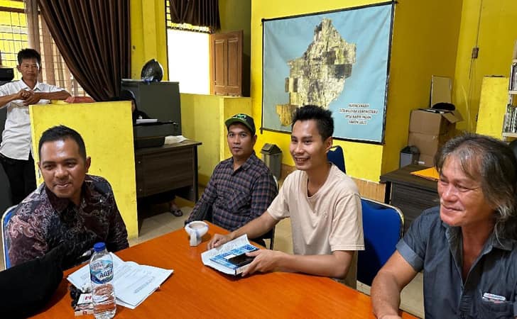 Warga-di-Kantor-Kantor-Desa-Karya-Indah.jpg