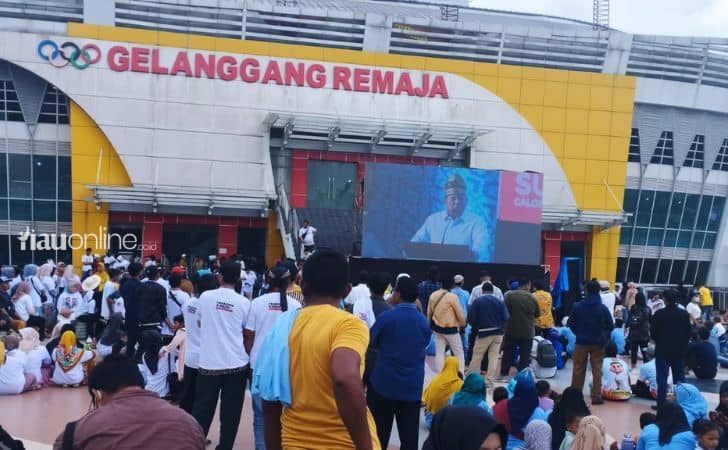 Warga pekanbaru saksikan pidato prabowo