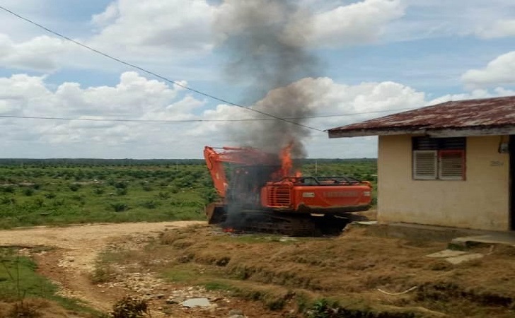 alat berat dibakar