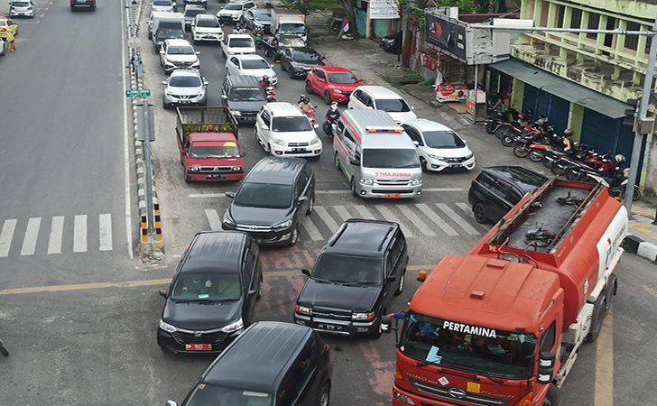 ambulans terjebak penyekatan