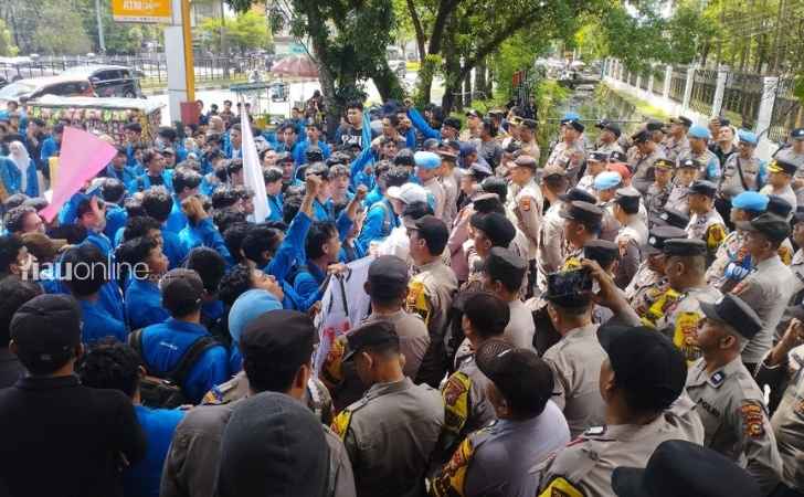 demo-mahasiswa-uir-di-dprd-riau.jpg