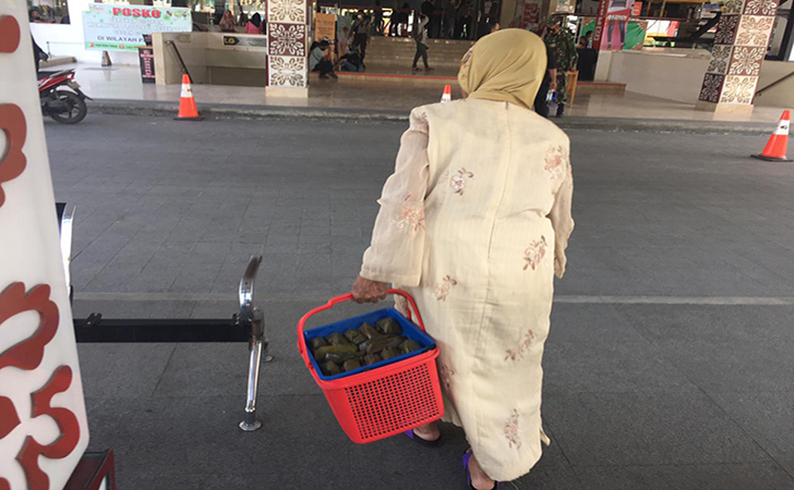 nenek penjual lepat