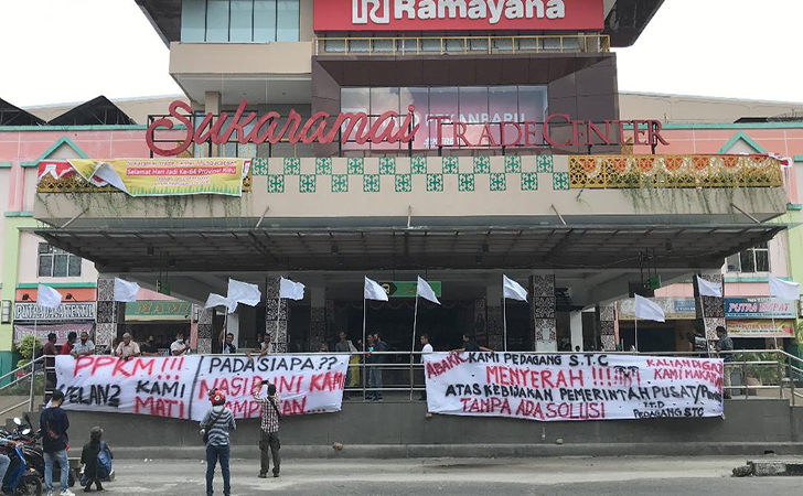 pedagang STC Pasang bendera putih4