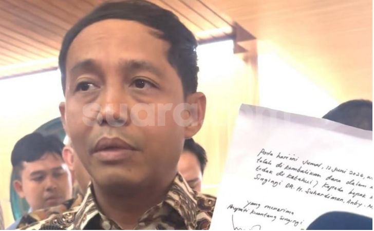 raja-juli-tunjukkan-amplop2.jpg