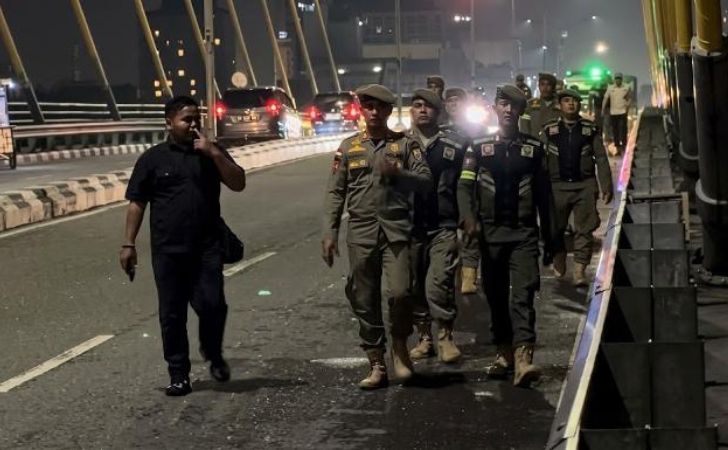 satpol-pp-tertibkan-pkl-di-jembatan-siak.jpg