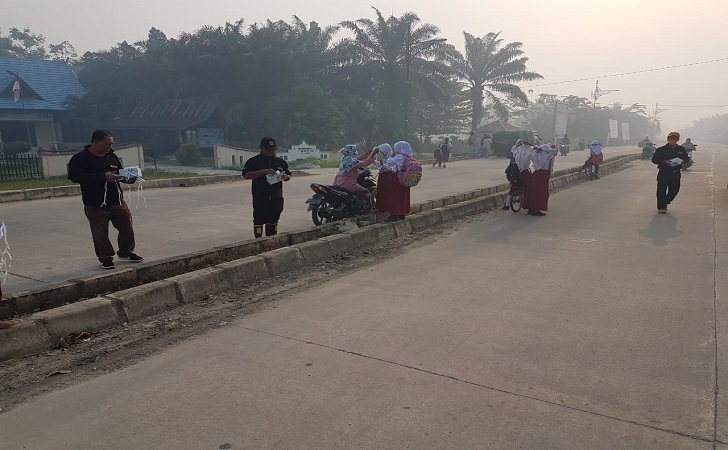 Bag-bagi masker di Pulau Rupat