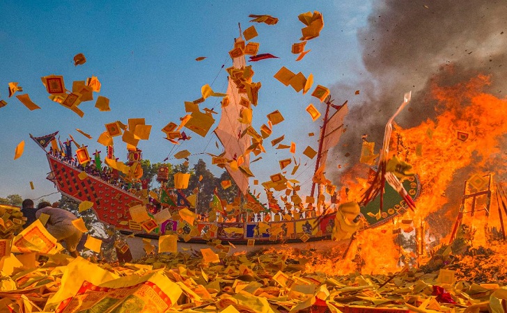 tradisi-bakar-tongkang-Rohil.jpg