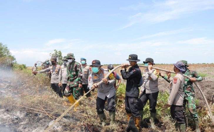 100-Hektar-Lahan-di-Rokan-Hilir-Terbakar-Irjen-Herry-Lakukan-Pemadaman.jpg