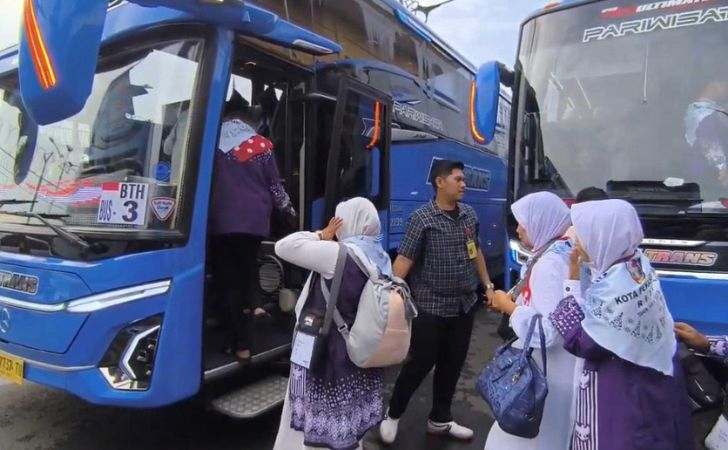 4.853-Jemaah-Calon-Haji-Asal-Riau-Mulai-Diberangkatkan.jpg