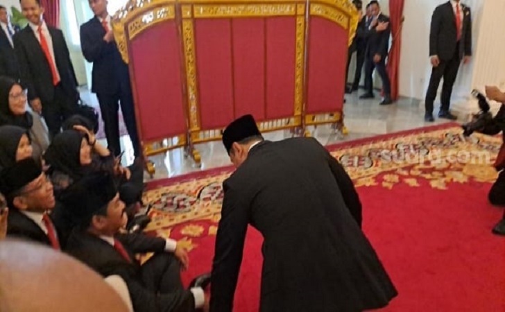 AHY-duduk-lesehan-di-istana-negara.jpg