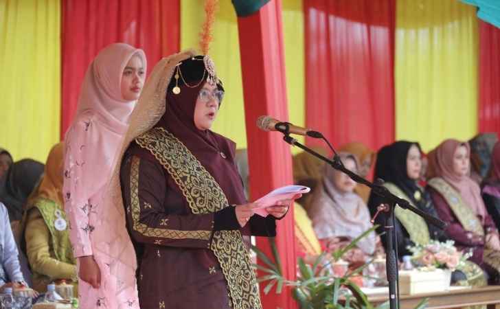 Afni-Zulkifli-Pimpin-Upacara-Hut-ke-27-Siak-Kenakan-Baju-Sultanah-Latifah.jpg