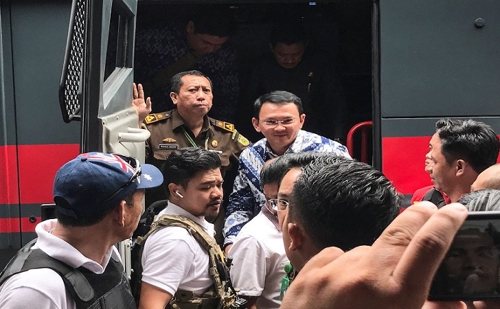 Ahok-dibawa-ke-MAKO-BRIMOB.jpg