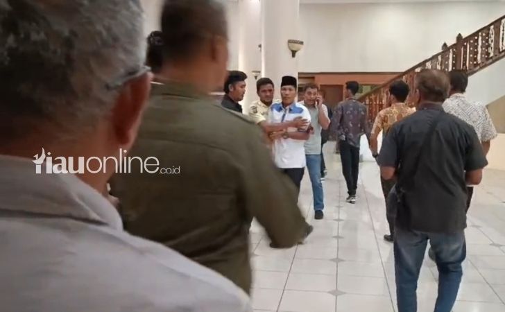 Aksi-Premanisme-di-DPRD-Riau-Diduga-Berawal-dari-Konflik-2-Anggota-Fraksi-Golkar.jpg