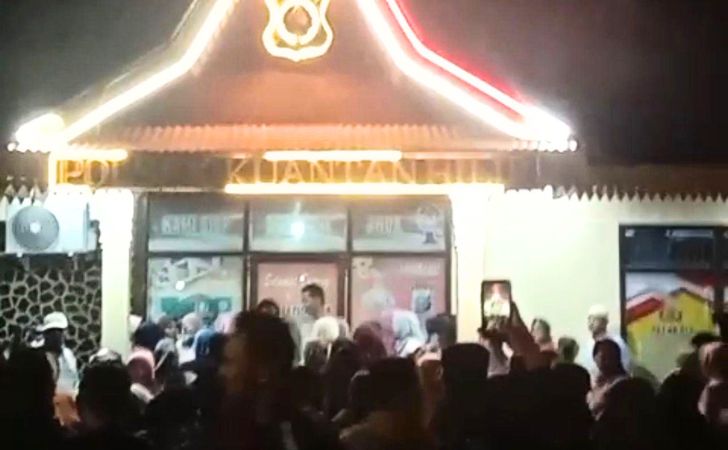 Aksi-protes-massa-di-polsek-kuantan.jpg
