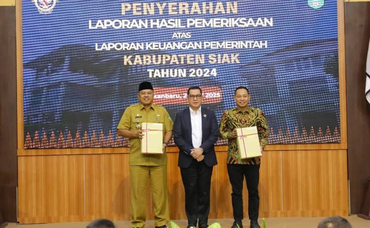 Alfedri-terima-WTP-Pemkab-Siak.jpg