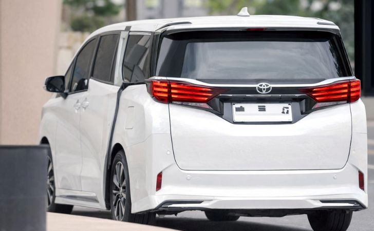 Alphard-Putih-Milik-Eks-Bupati-Rohil-Afrizal-Sintong-Terlihat-Tinggalkan-Kejati-Riau.jpg