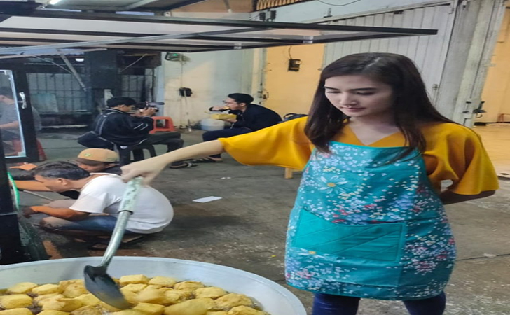 Amanda Penjual Tahu Goreng Cantik yang Bergelar Master