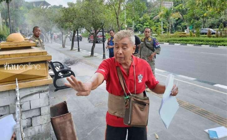 Amri-bakar-ban-di-depan-MPP.jpg