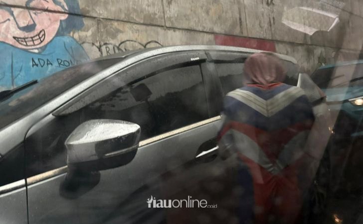 Anak-Berkostum-Ultraman-Mengemis-di-Tengah-Derasnya-Hujan-Kota-Pekanbaru.jpg