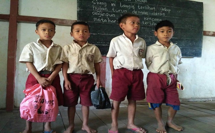 Anak-anak-SD-di-tapal-batas-Indonesia.jpg