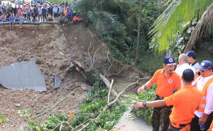 Andi-Rachman-Tengok-Kampung-Halaman-yang-Banjir.jpg