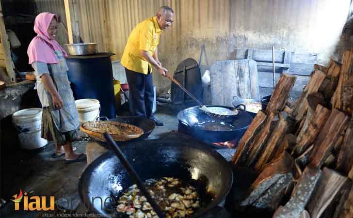 Andi-Rachman-masak-keripik-cabe.jpg