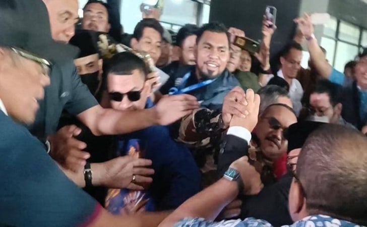 Anies-Baswedan-terjatuh.jpg