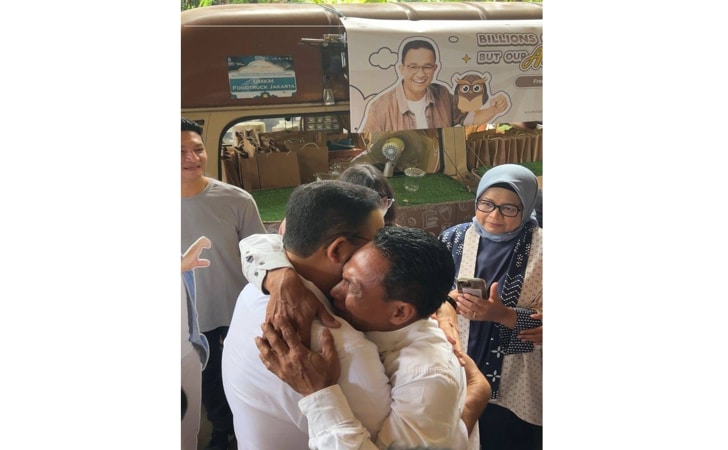 Anies-dipeluk-warga1.jpg