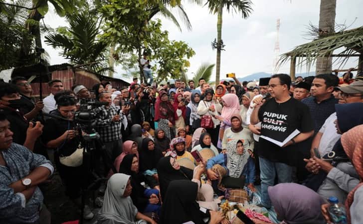 Anies-makan-bajamba-di-sumbar.jpg