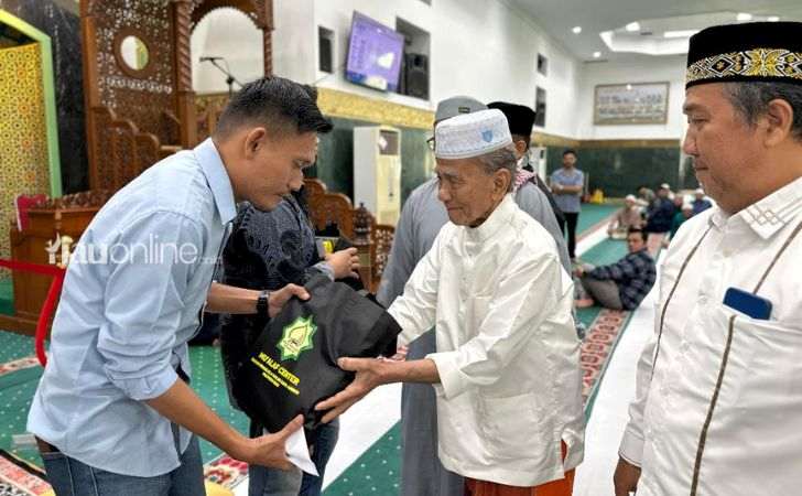 Annas-Maamun-Saksikan-Langsung-Dua-Pemuda-Masuk-Islam-di-Masjid-Raya-An-Nur.jpg