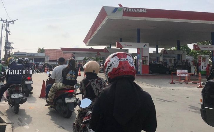 Antrean-di-spbu-di-pekanbaru.jpg